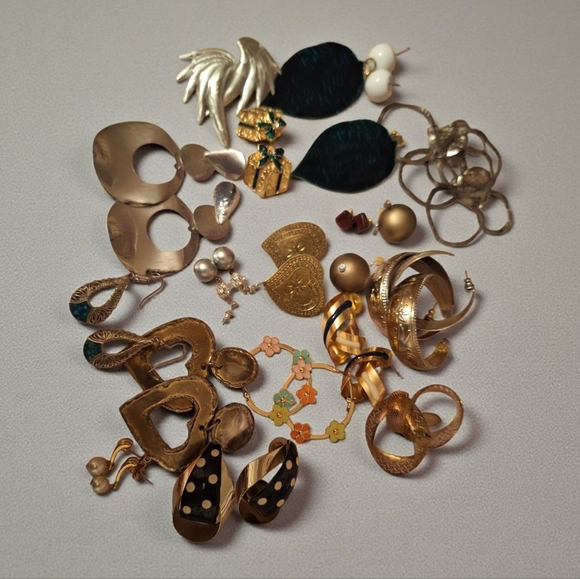 Vintage Jewelry - Fabulous Lot of Vintage Earrings Maximalism Edgy Boho Hippie ART TEACHER STYLE